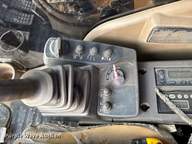 image for item FB3422 2012 John Deere 200D LC excavator