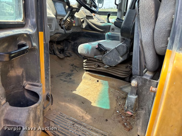 image for item FB3431 2008 John Deere 400D articulated haul truck