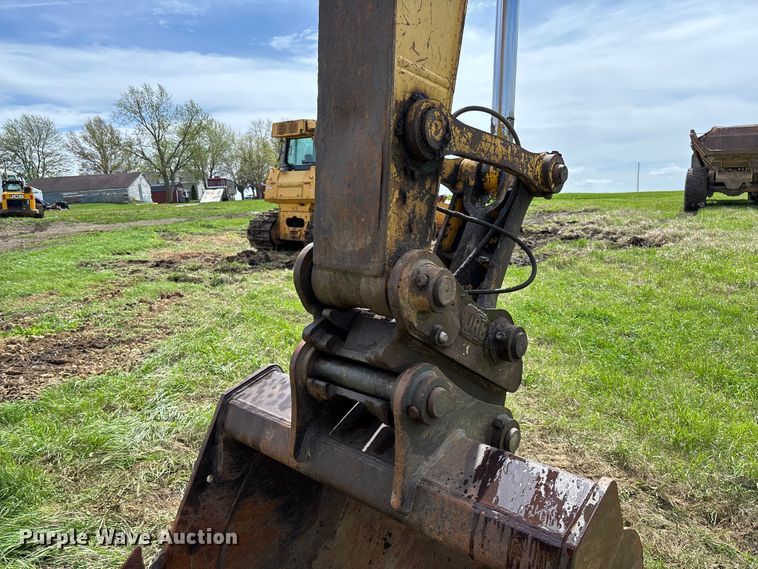 image for item FB3432 2002 Komatsu PC200LC-7L excavator