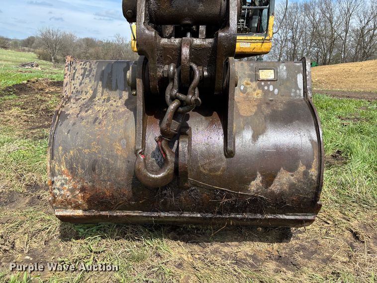 image for item FB3432 2002 Komatsu PC200LC-7L excavator