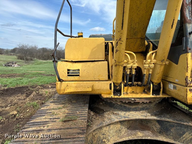 image for item FB3432 2002 Komatsu PC200LC-7L excavator