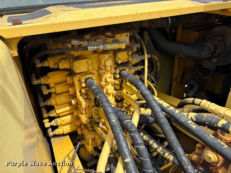 image for item FB3432 2002 Komatsu PC200LC-7L excavator