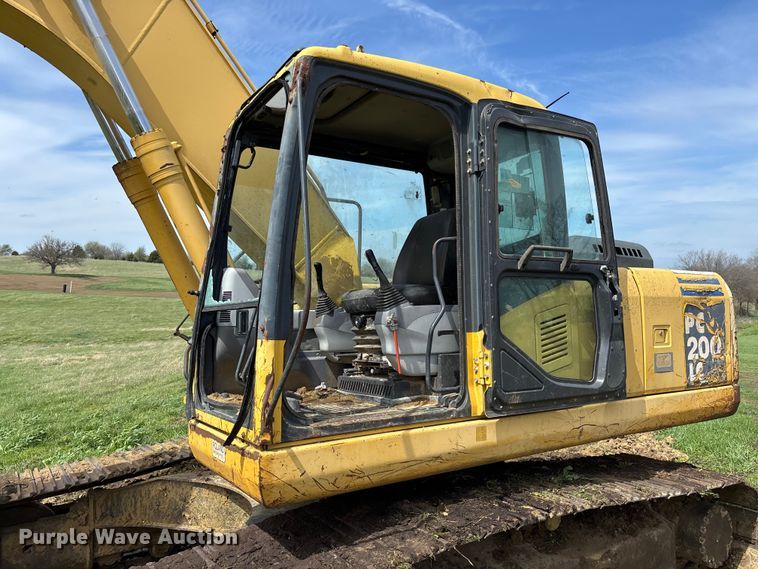 image for item FB3432 2002 Komatsu PC200LC-7L excavator