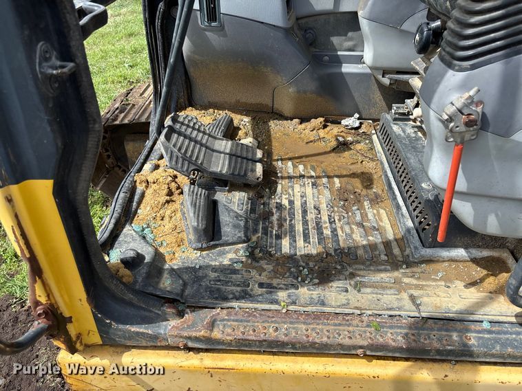 image for item FB3432 2002 Komatsu PC200LC-7L excavator