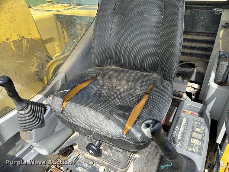 image for item FB3432 2002 Komatsu PC200LC-7L excavator