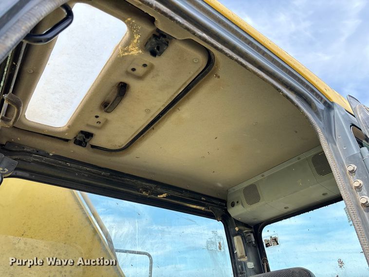 image for item FB3432 2002 Komatsu PC200LC-7L excavator