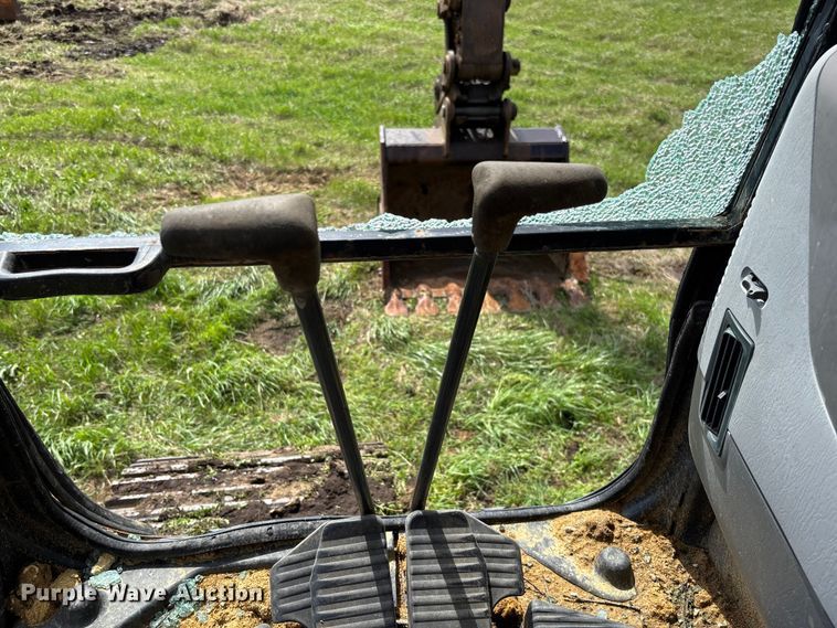 image for item FB3432 2002 Komatsu PC200LC-7L excavator