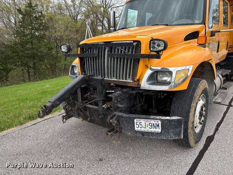 image for item FB3450 2005 International 7400 Crew Cab dump truck