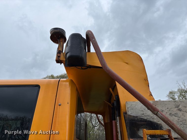 image for item FB3450 2005 International 7400 Crew Cab dump truck