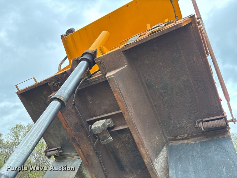 image for item FB3450 2005 International 7400 Crew Cab dump truck