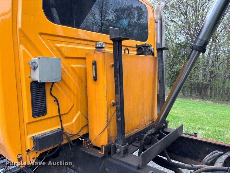 image for item FB3450 2005 International 7400 Crew Cab dump truck