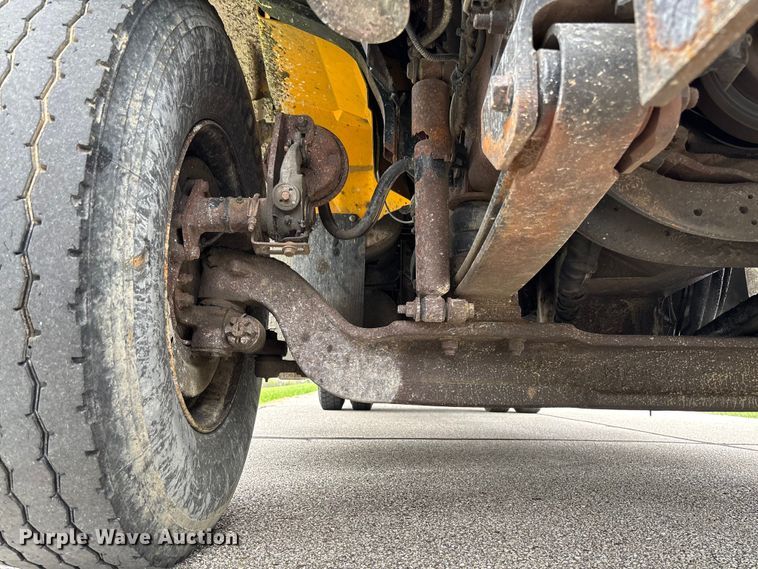 image for item FB3450 2005 International 7400 Crew Cab dump truck