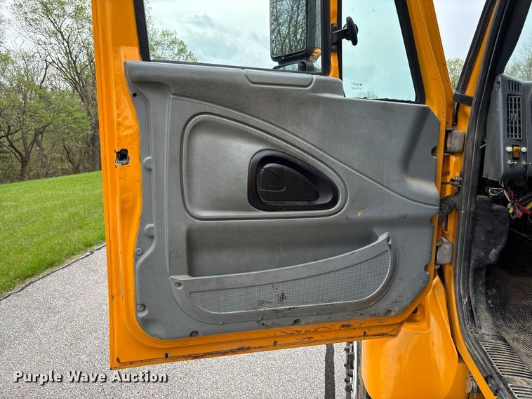 image for item FB3450 2005 International 7400 Crew Cab dump truck