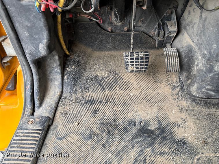 image for item FB3450 2005 International 7400 Crew Cab dump truck