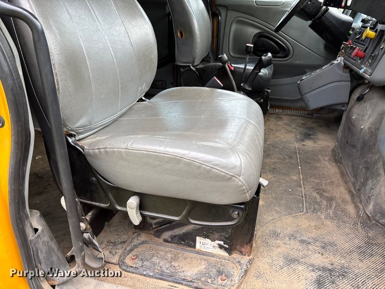 image for item FB3450 2005 International 7400 Crew Cab dump truck