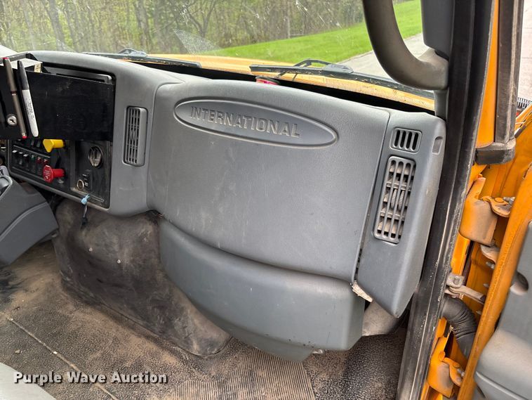 image for item FB3450 2005 International 7400 Crew Cab dump truck