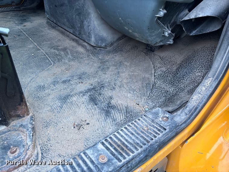 image for item FB3450 2005 International 7400 Crew Cab dump truck