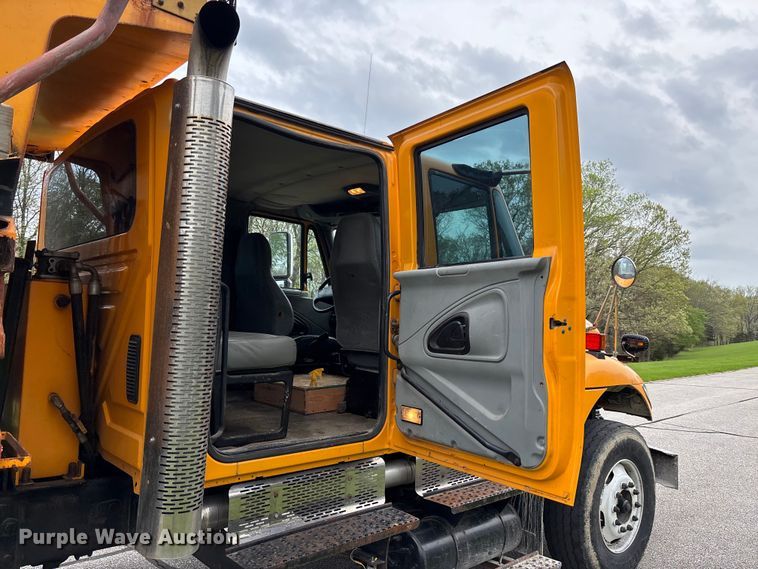 image for item FB3450 2005 International 7400 Crew Cab dump truck