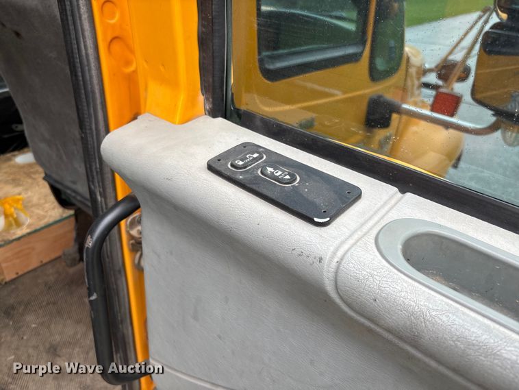 image for item FB3450 2005 International 7400 Crew Cab dump truck