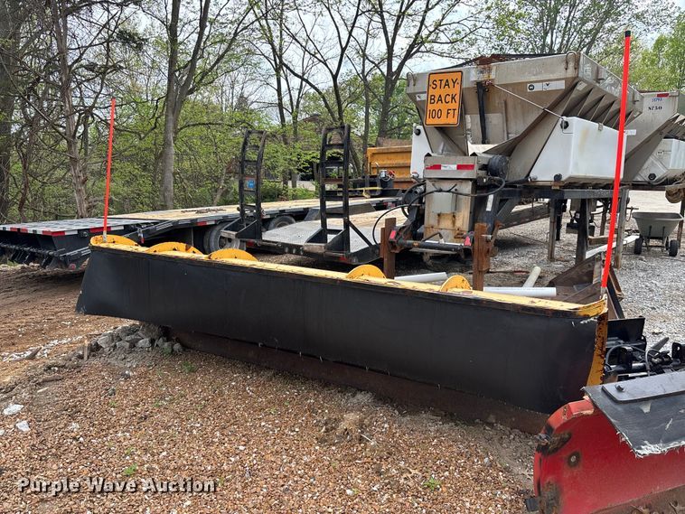 image for item FB3450 2005 International 7400 Crew Cab dump truck