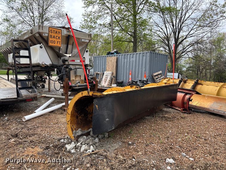 image for item FB3450 2005 International 7400 Crew Cab dump truck