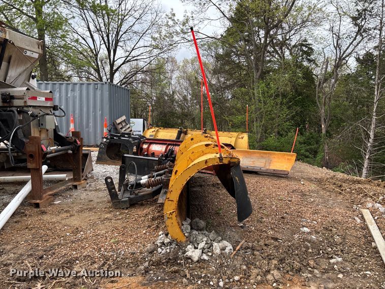 image for item FB3450 2005 International 7400 Crew Cab dump truck