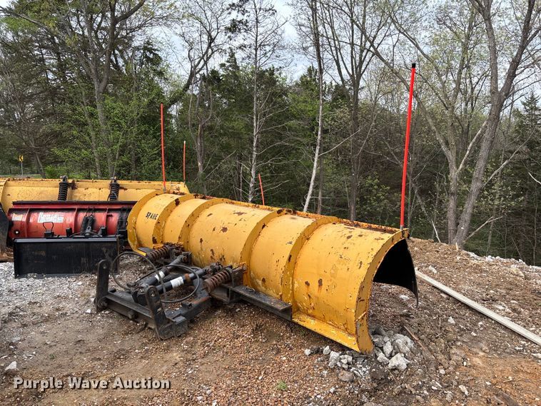 image for item FB3450 2005 International 7400 Crew Cab dump truck