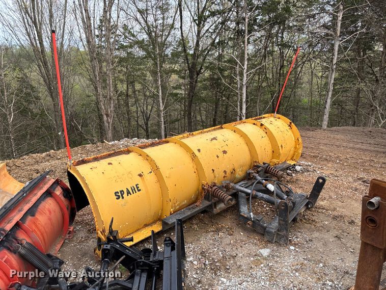 image for item FB3450 2005 International 7400 Crew Cab dump truck