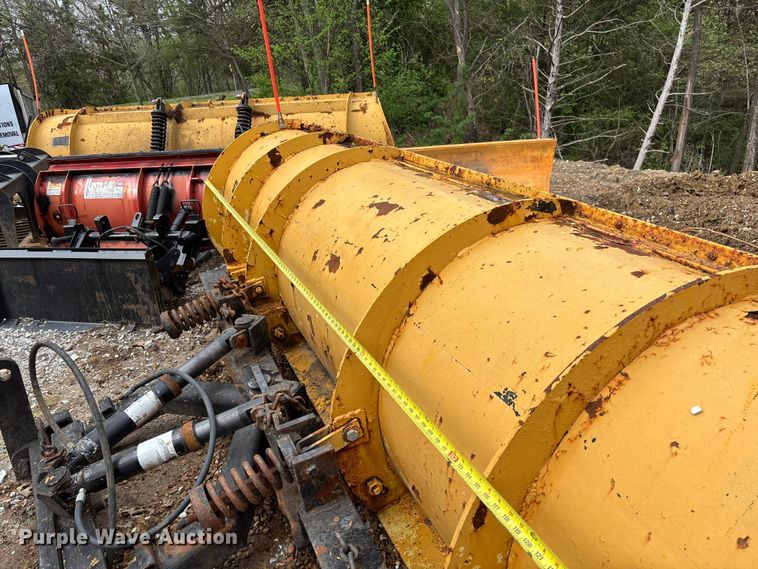 image for item FB3450 2005 International 7400 Crew Cab dump truck