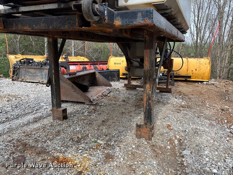 image for item FB3450 2005 International 7400 Crew Cab dump truck