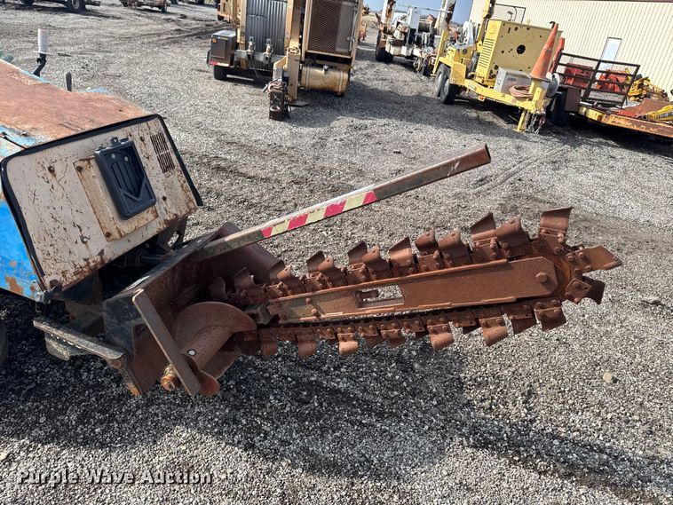 image for item FB5700 2000 Ditch Witch 410SXD trencher