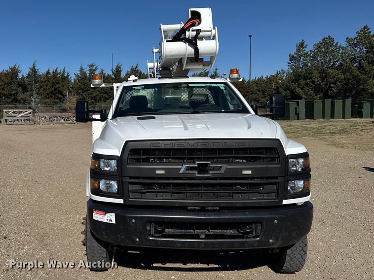 image for item FB7202 2020 Chevrolet 6500HD bucket truck