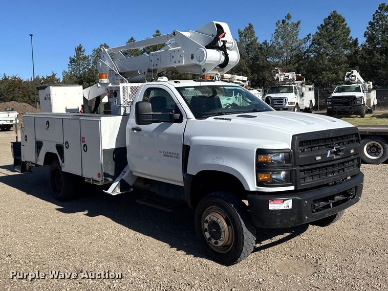 image for item FB7202 2020 Chevrolet 6500HD bucket truck