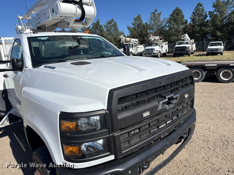image for item FB7202 2020 Chevrolet 6500HD bucket truck