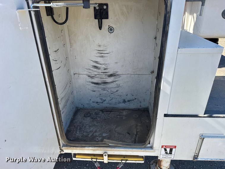 image for item FB7202 2020 Chevrolet 6500HD bucket truck