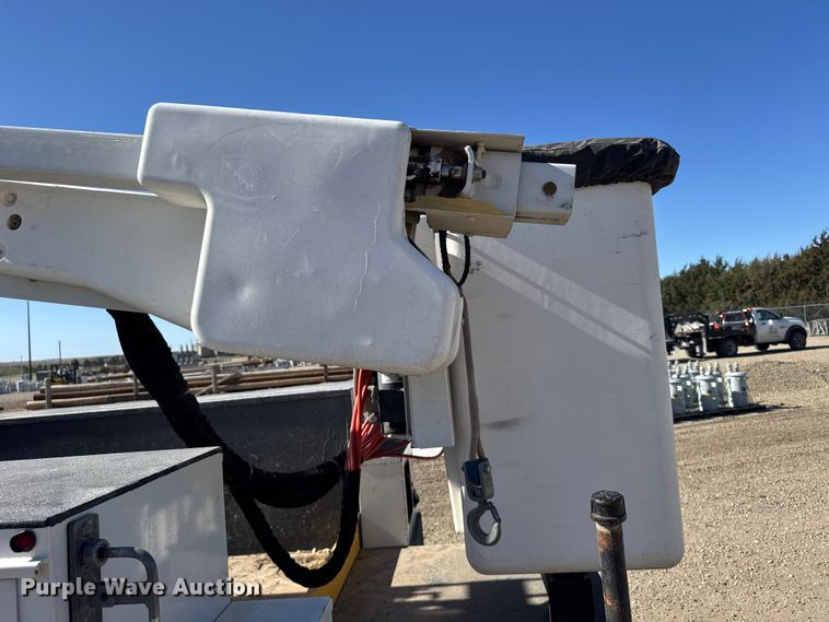 image for item FB7202 2020 Chevrolet 6500HD bucket truck