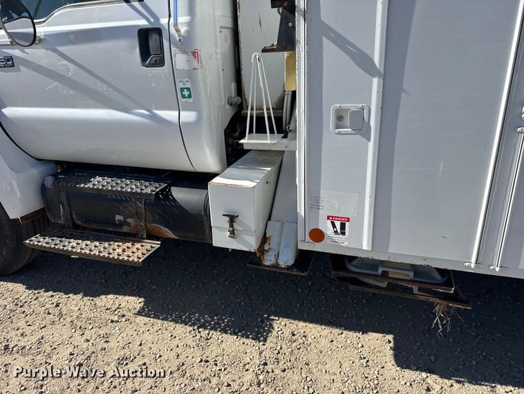 image for item FB7204 2009 Ford F-750 digger derrick truck