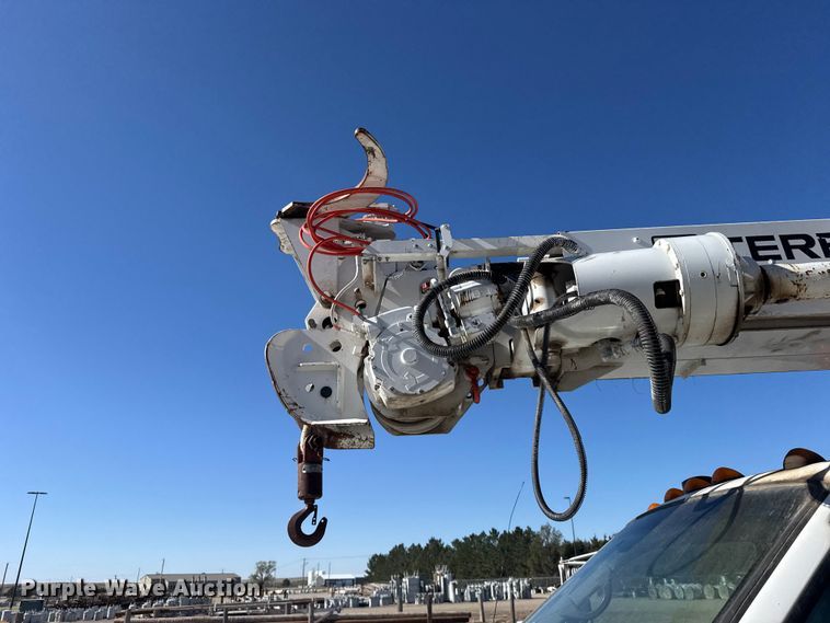 image for item FB7204 2009 Ford F-750 digger derrick truck