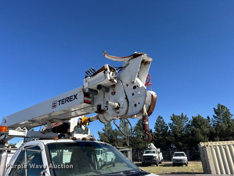 image for item FB7204 2009 Ford F-750 digger derrick truck