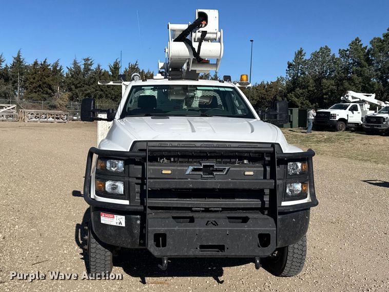 image for item FB7205 2020 Chevrolet 6500HD bucket truck