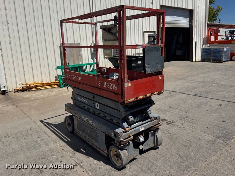 image for item FB7242 2014 Skyjack SJIII 3219 scissor lift