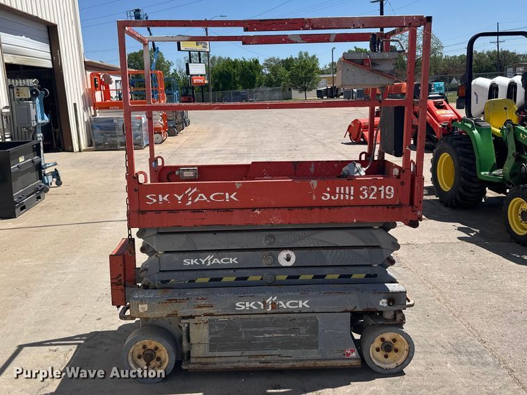 image for item FB7242 2014 Skyjack SJIII 3219 scissor lift