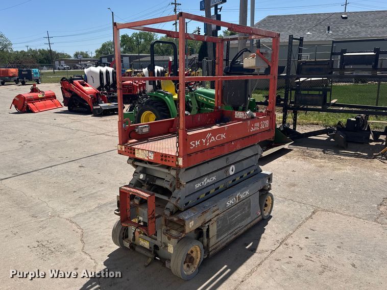 image for item FB7242 2014 Skyjack SJIII 3219 scissor lift