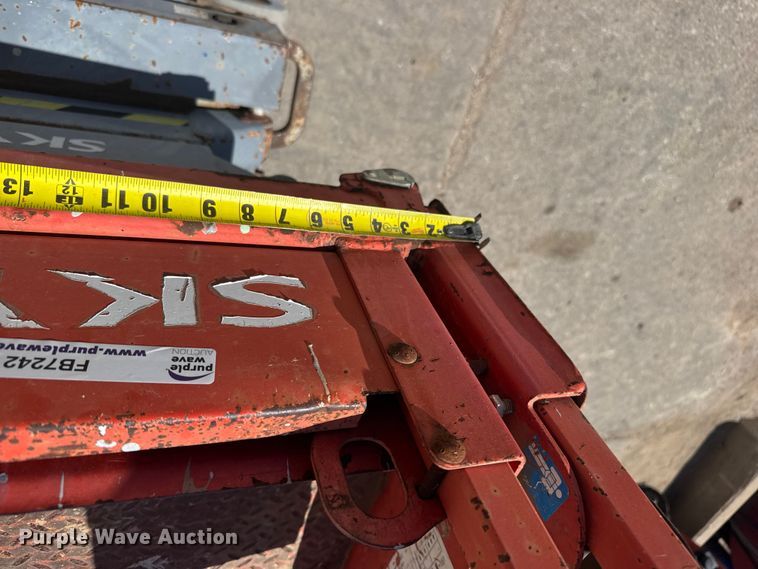 image for item FB7242 2014 Skyjack SJIII 3219 scissor lift