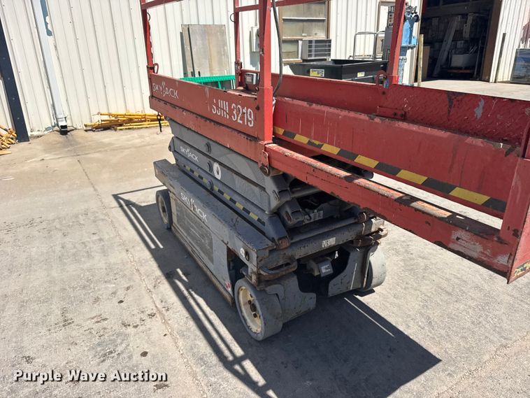image for item FB7242 2014 Skyjack SJIII 3219 scissor lift