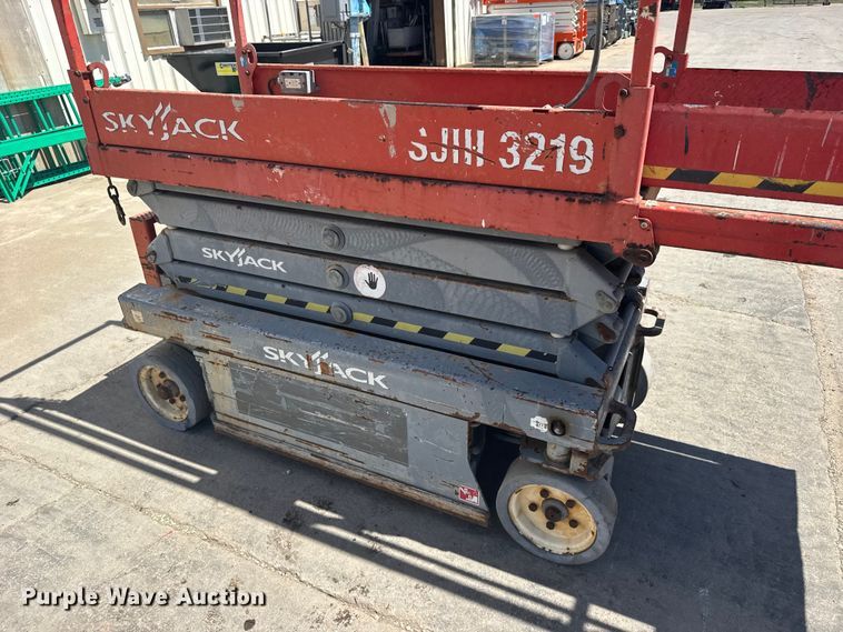 image for item FB7242 2014 Skyjack SJIII 3219 scissor lift