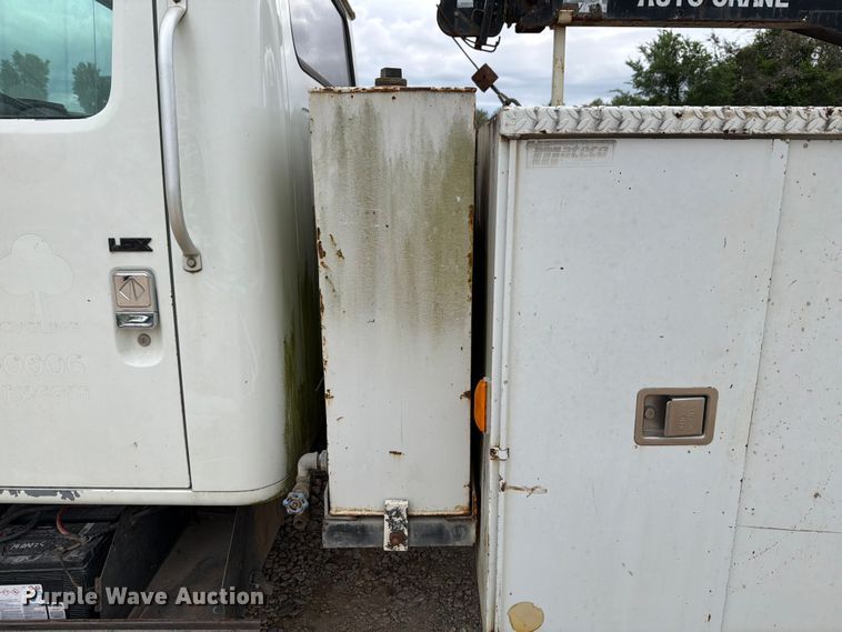 image for item FB8117 1999 International 4700 LPX utility / service truck