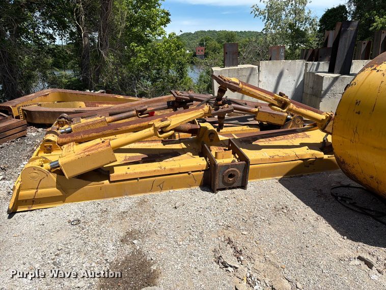 image for item FC3060 Caterpillar dozer blade