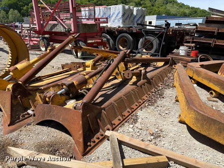 image for item FC3061 Caterpillar dozer blade