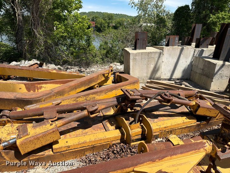 image for item FC3061 Caterpillar dozer blade